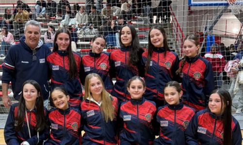Equipe feminina de vôlei conquista troféu inédito em torneio de base no Uruguai