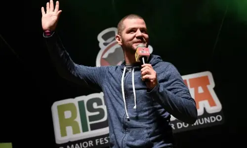 Show de comédia promete trazer à região um humor ácido e nostálgico neste domingo
