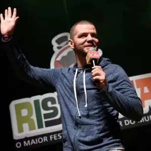 Show de comédia promete trazer à região um humor ácido e nostálgico neste domingo