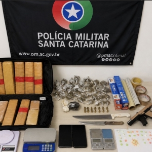 Operação resulta em apreensão de arma, quase 6 kg de maconha e prisões por tráfico