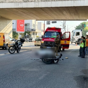 Motociclista morre após colisão com caminhão no túnel da Avenida Coleira, em Tijucas