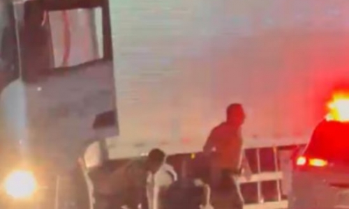 Caminhoneiro de 71 anos arrasta moto por ruas e é preso após perseguição
