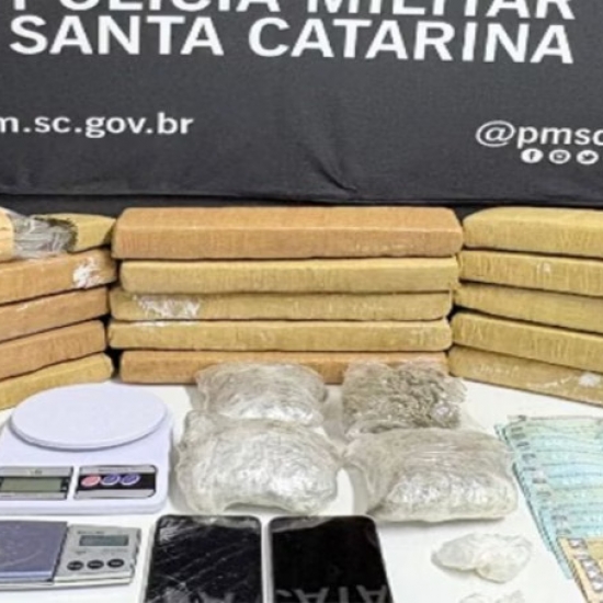 Esquema de tráfico é desmantelado em apartamento e dois jovens são presos
