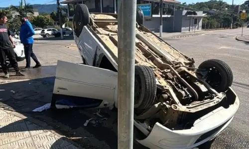 Carro capota em rótula e interrompe trânsito em São João Batista