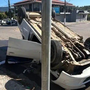 Carro capota em rótula e interrompe trânsito em São João Batista