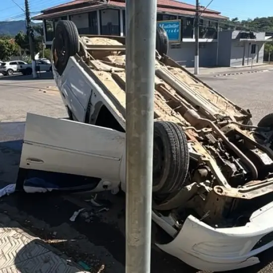 Carro capota em rótula e interrompe trânsito em São João Batista