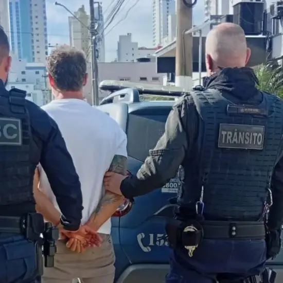 Homem é preso por dirigir sob influência alcoólica após denúncia