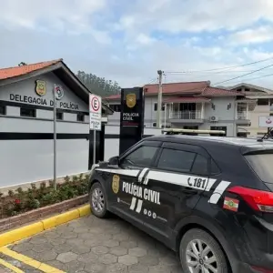 Condutor foge após deixar motociclista gravemente ferido e acaba confessando crime