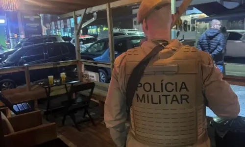 Operação mobiliza agentes para fiscalizar pessoas, veículos e comércios de toda a região