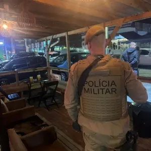 Operação mobiliza agentes para fiscalizar pessoas, veículos e comércios de toda a região