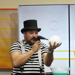 AO VIVO ▶️ | Mago das Mega Bolhas encanta público em entrevista 