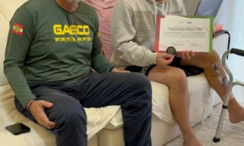 Policial baleado em operação recebe visita e medalha do GAECO como homenagem