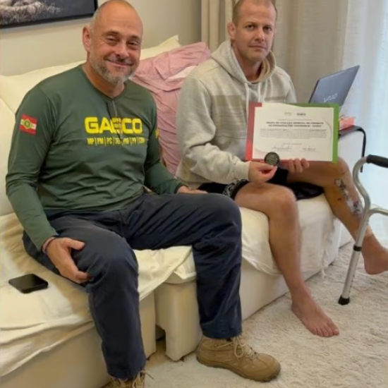 Policial baleado em operação recebe visita e medalha do GAECO como homenagem