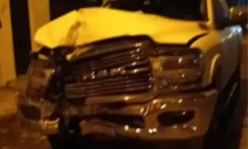 Caminhonete derruba fiação elétrica; motorista abandona veículo e foge do local