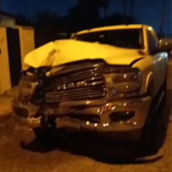 Caminhonete derruba fiação elétrica; motorista abandona veículo e foge do local