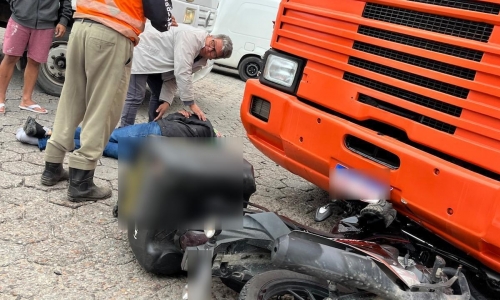 Motociclista fica ferido após colisão com caminhão em avenida de Tijucas
