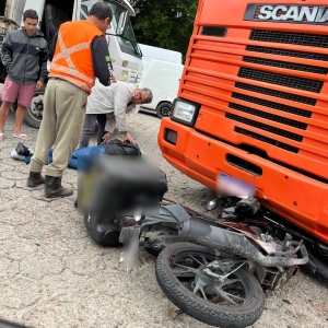 Motociclista fica ferido após colisão com caminhão em avenida de Tijucas