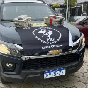 Perseguição policial termina com apreensão de 20 kg de maconha em Tijucas