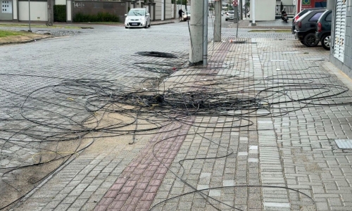 Fios soltos em ruas de Tijucas preocupam moradores em dia de chuva