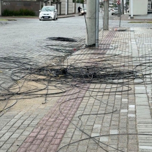 Fios soltos em ruas de Tijucas preocupam moradores em dia de chuva