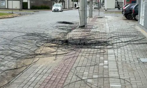 ASSISTA ▶️ | Fios soltos preocupam moradores em Tijucas