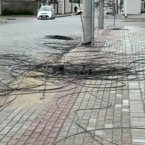 ASSISTA ▶️ | Fios soltos preocupam moradores em Tijucas