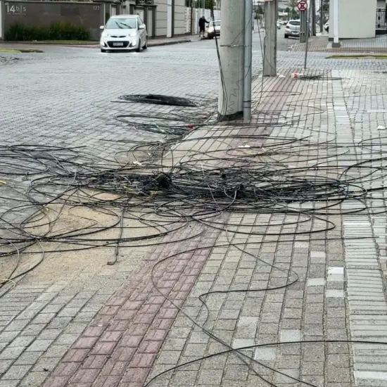 ASSISTA ▶️ | Fios soltos preocupam moradores em Tijucas