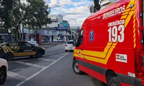 Motociclista é socorrido e encaminhado ao hospital após colisão com carro
