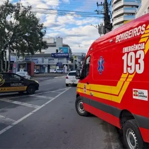 Motociclista é socorrido e encaminhado ao hospital após colisãocom carro