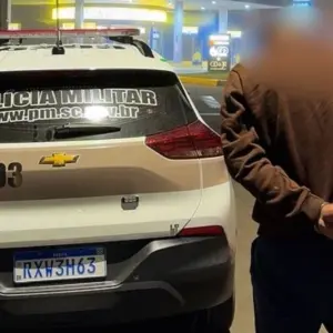 Homem com mandado por tráfico é preso durante patrulha noturna