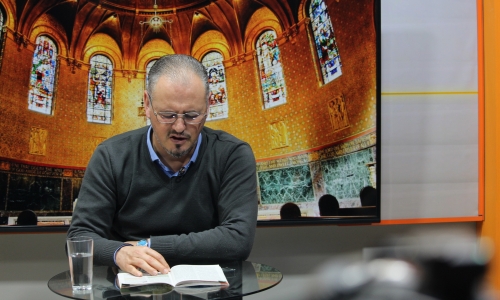 Padre Elizandro Scarsi conduz inspirador momento de fé e bênção nesta quarta-feira, 27 de Maio