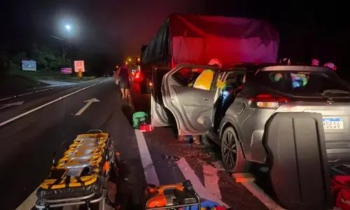 Neblina em excesso provoca acidente entre carro e caminhão no Morro do Boi
