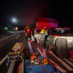 Neblina em excesso provoca acidente entre carro e caminhão no Morro do Boi