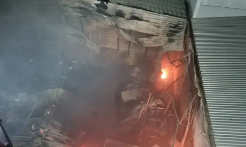 Incêndio destrói galpão e atinge duas casas em Itapema