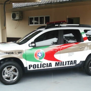 Homem é abordado com droga pronta para consumo dentro de carro em Canelinha