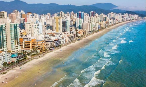 Faixa de areia da Meia Praia passará por obra milionária de alargamento artificial 