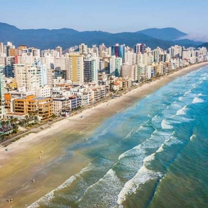 Faixa de areia da Meia Praia passará por obra milionária de alargamento artificial 