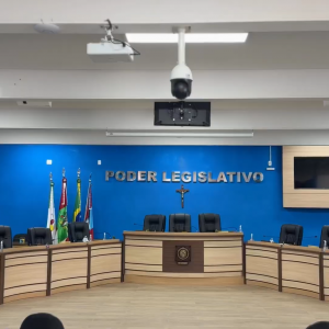 Câmara de Porto Belo compra 11 iPhones 16 Pro por R$ 124 mil para vereadores