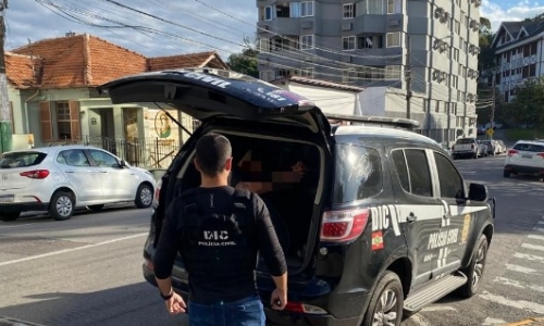 Homem condenado por tráfico e porte de arma perde liberdade condicional e é recapturado 