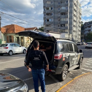 Homem condenado por tráfico e porte de arma perde liberdade condicional e é recapturado 