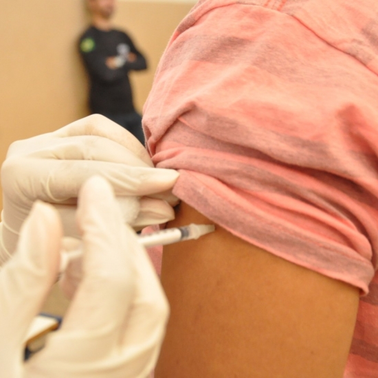 Vacina contra gripe chega a toda população de Itapema; crianças e gestantes são prioridade