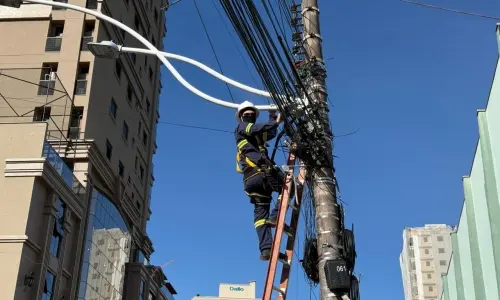 Operação Limpa Poste remove fiação irregular da Avenida Principal de Itapema