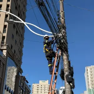 Operação Limpa Poste remove fiação irregular da Avenida Principal de Itapema