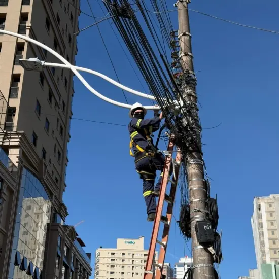 Operação Limpa Poste remove fiação irregular da Avenida Principal de Itapema