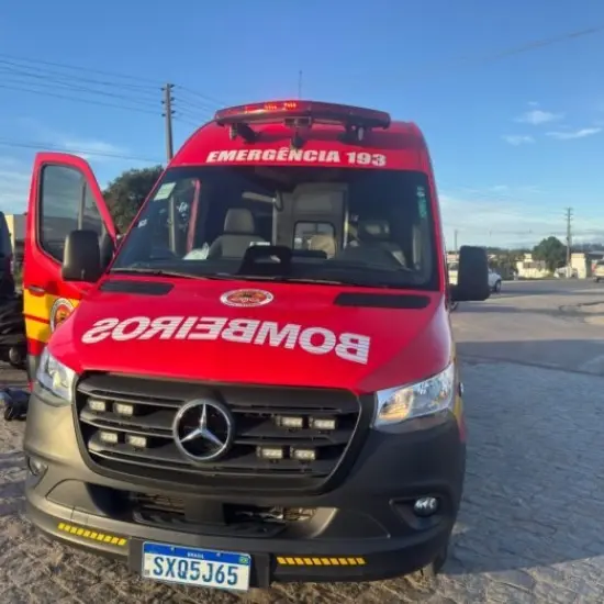 Colisão entre moto e caminhão deixa ferido na SC-410 durante manobra de conversão