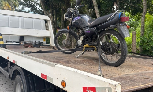 Motociclista sem placa e com drogas é preso por adulteração e tráfico