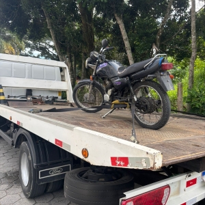 Motocicleta sem placa e drogas levam homem à prisão de por adulteração e tráfico