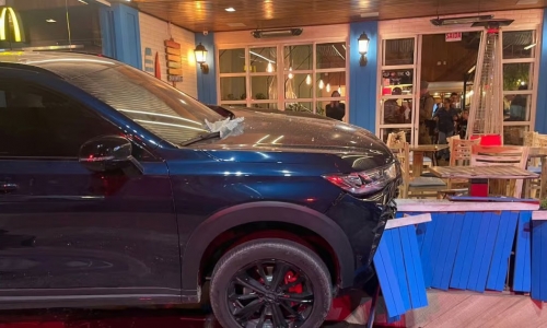 Gestante perde controle de carro e invade dois restaurantes na orla de BC