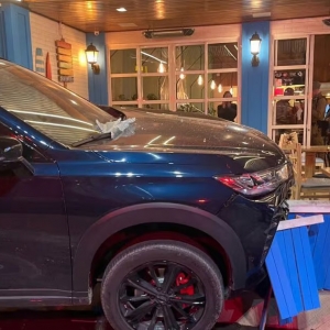 Gestante perde controle de carro e invade dois restaurantes na orla de BC