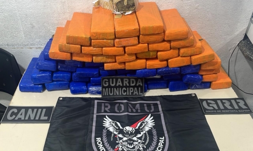 Suspeito tenta jogar carro contra agentes durante fuga e é preso com 40 kg de droga